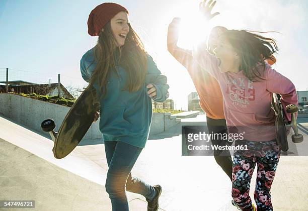 three girls running in skatepark - 10 11 jaar stockfoto's en -beelden