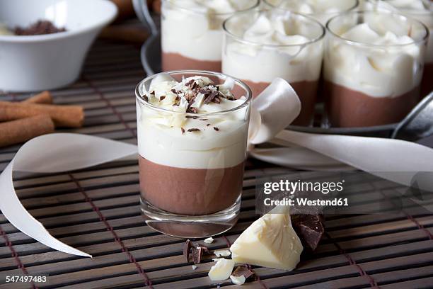 mousse au chocolat in glasses and cinnamon sticks - chocolade mousse stockfoto's en -beelden