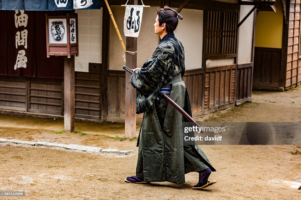Ronin Samurai Krieger mit Katana in einem traditionellen japanischen Dorf