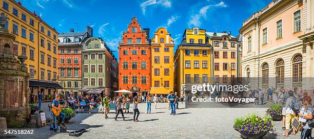 stockholm stortorget tourists in medieval square colourful houses restaurants sweden - stockholm stockfoto's en -beelden