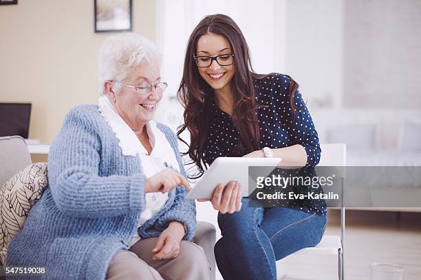 enkelin zusammen mit ihrem glückliche großmutter wie zu hause fühlen. - teenager alter stock-fotos und bilder