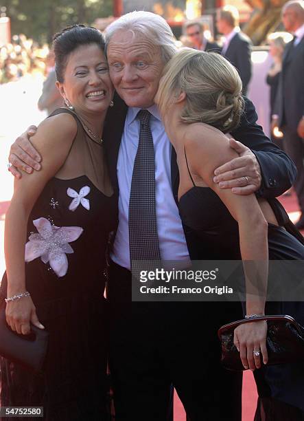 Actor Sir Anthony Hopkins gets a kiss from his wife, Stella Arroyave, and actress Lisa Pepper as he arrives for premiere for the film "Proof" at the...