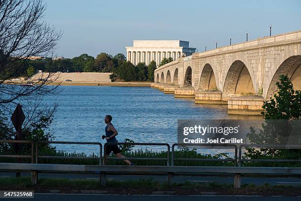 der potomac river und lincoln memorial in washington, dc - arlington memorial bridge stock-fotos und bilder