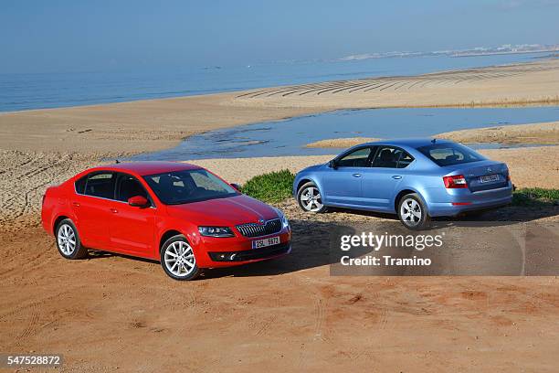 skoda octavia iii vehicles stopped on the beach - škoda stockfoto's en -beelden