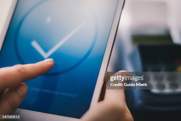 paying with tablet pc. - interior coche photos et images de collection