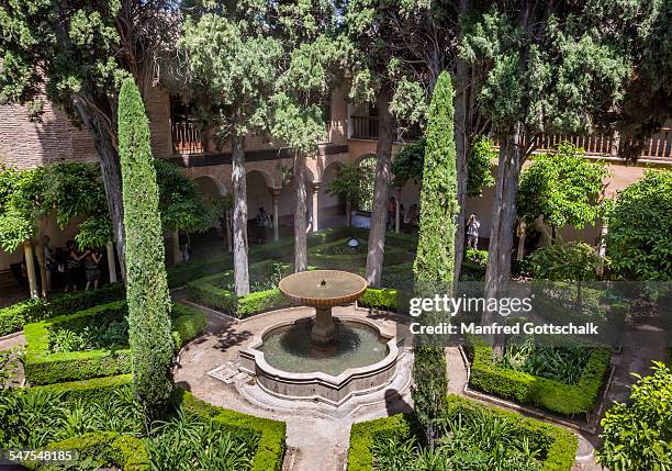 lindara courtyard alhambra - fountain courtyard fotografías e imágenes de stock