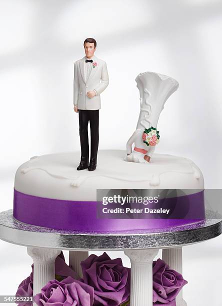 divorce /relationship difficulties - cake topper imagens e fotografias de stock