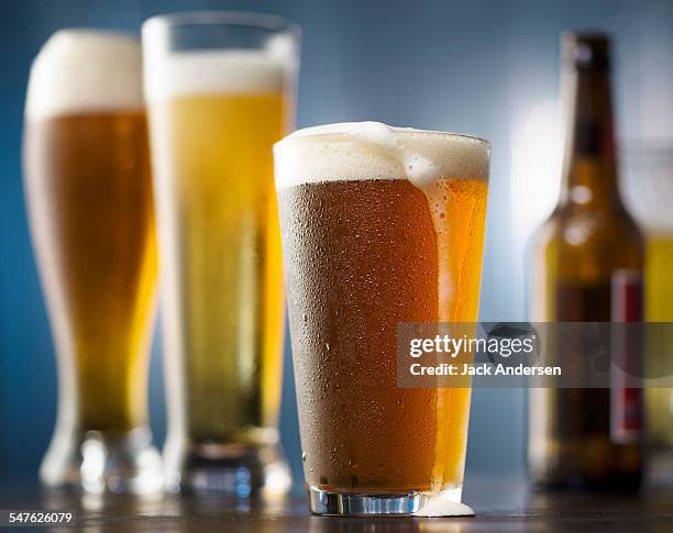 beer glasses and bottles in enironment - beer glass fotografías e imágenes de stock