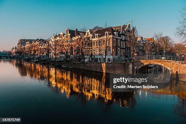 frozen keizersgracht in winter - amsterdam blue sky stock-fotos und bilder