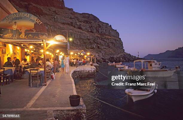 tavernas in amoudi bay - amoudi bay bildbanksfoton och bilder