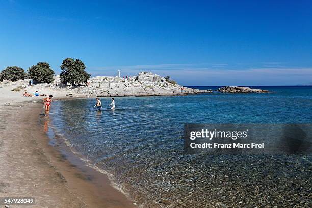 beach and excarvations, kamari - kamari beach santorini stock pictures, royalty-free photos & images