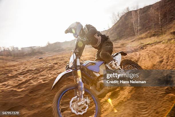 motocross rider performing in a race track - motocross photos et images de collection