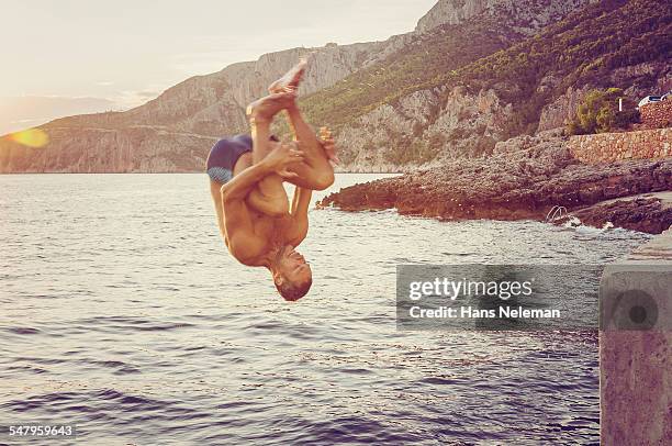 man jumping into sea - hvar - fotografias e filmes do acervo