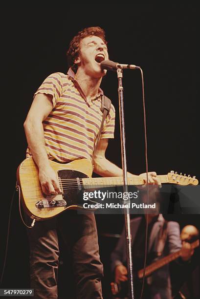 Springsteen Webmley 1981 24 Bruce Springsteen Plays Wembley Arena Stock Photos, High-Res ...