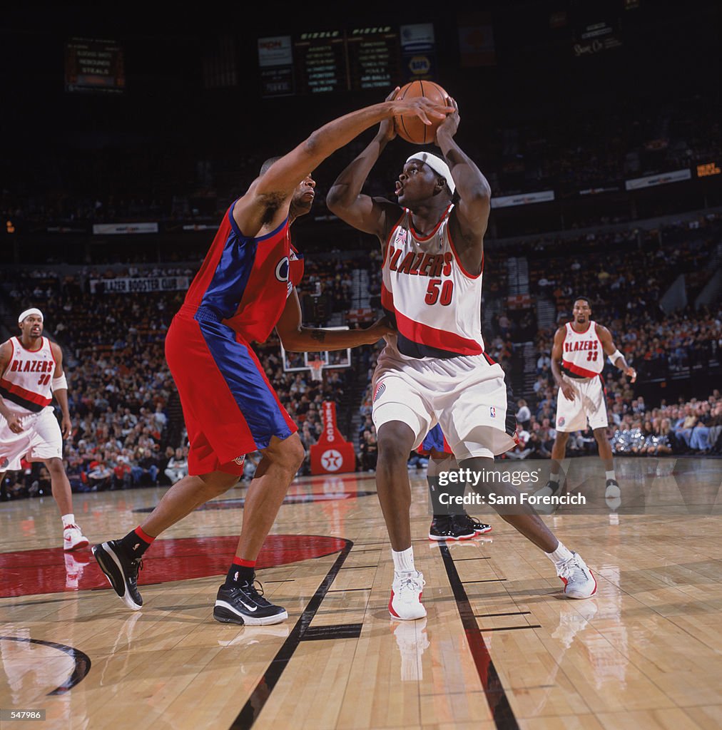 Zach Randolph looks to shoot over Sean Rooks