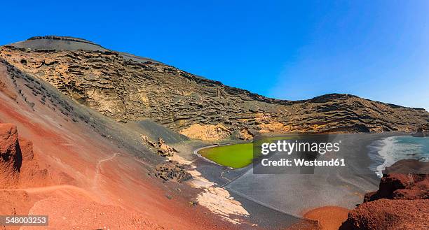 spain, canary islands, lanzarote, el golfo, charco de los clicos, montana de golfo, green lagoon - lanzarote stock pictures, royalty-free photos & images