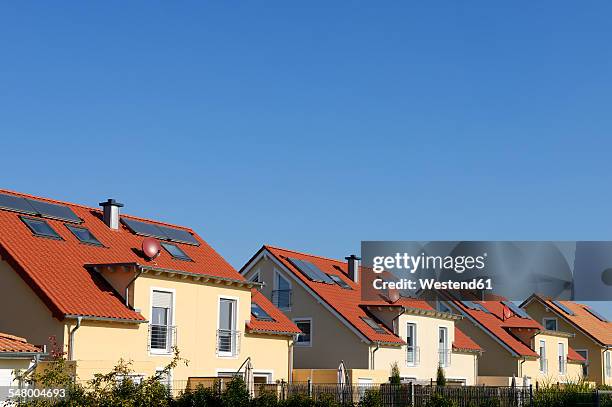 germany, north rhine-westphalia, cologne, row of twin houses - einfamilienhaus mit solarzellen stock-fotos und bilder