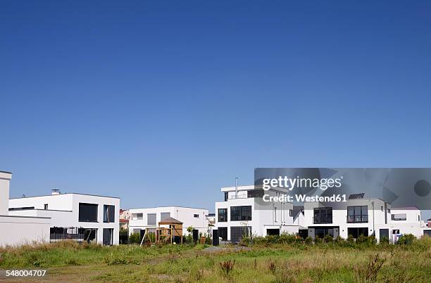 germany, north rhine-westphalia, cologne, modern detachted one-family houses at development area - einfamilienhaus modern stock-fotos und bilder