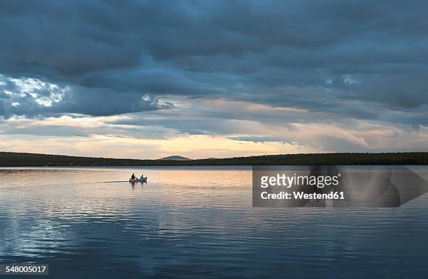sweden, lapland, norrbotten county, kiruna, canoeing father and son - bateau à rames photos et images de collection