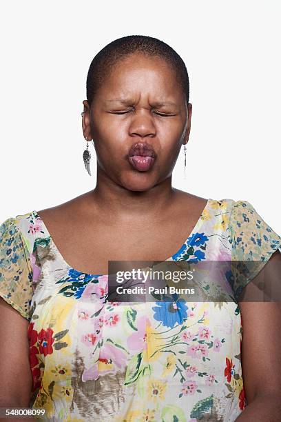 woman puckering her lips - pouty face - fotografias e filmes do acervo