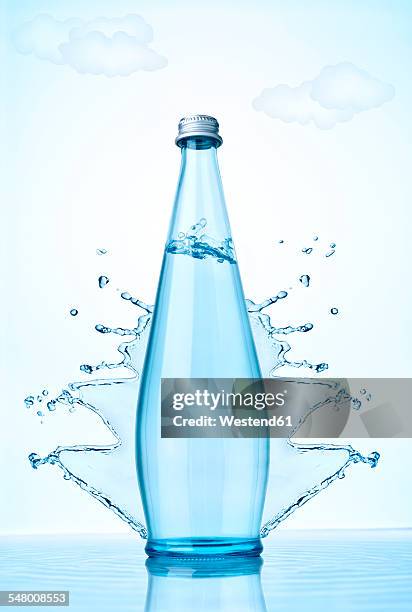 water bottle and splashing water - water bottle splash stock pictures, royalty-free photos & images