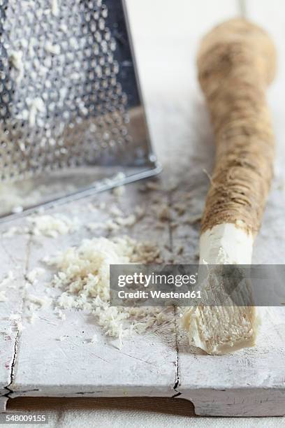 grated horseraddish on wood - rábano picante fotografías e imágenes de stock