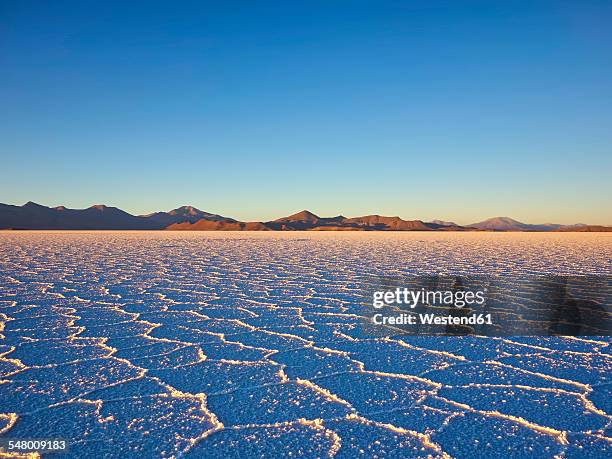 south america, bolivia, salar de uyuni - lago salgado imagens e fotografias de stock