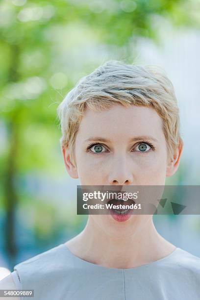 portrait of astonished blond woman with open mouth - mouth open stock-fotos und bilder