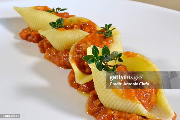 shells pasta with meat sauce - pasta al pomodoro foto e immagini stock