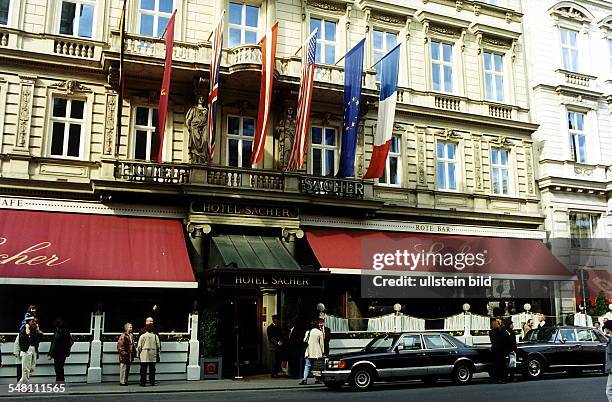 Ansicht vom Hotel Sacher mit Fahnen - Mai 1997