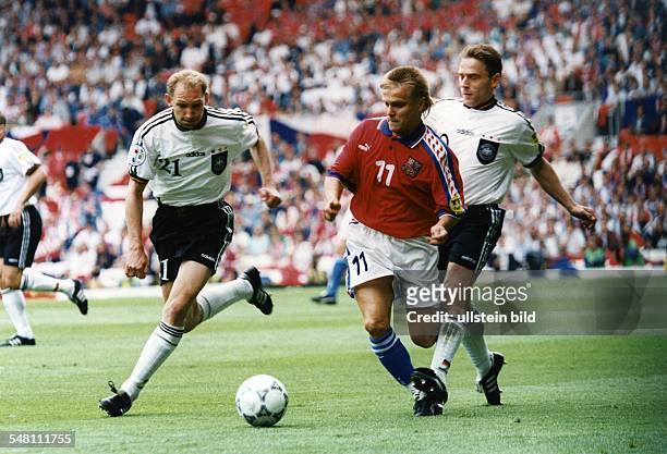 European Football Championship 1996 in England, group C in Manchester: Germany vs. Czech Republic 2:0, scene of the match f.l.t.r., Dieter Eilts ,...