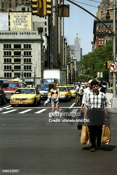 Strassenszene an der 5th Avenue / 23rd Street: Fussgänger, "yellow cabs" und Inline-Skater - Juni 1997