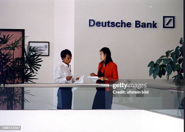 Zwei Mitarbeiter in der Repräsentanz der Deutschen Bank in Rangun - Mai 1997