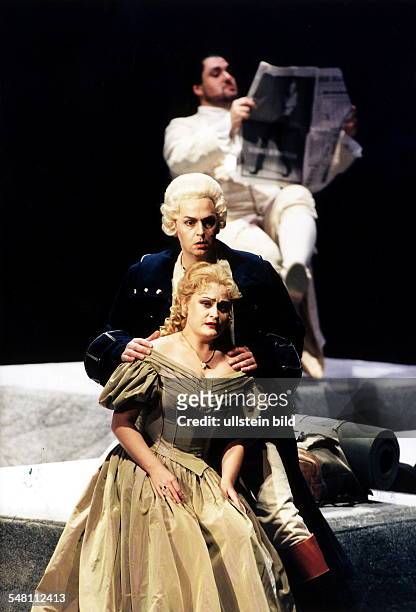 Julia Isaev und Marcel Boone in 'Cosi fan tutte' von Wolfgang Amadeus Mozart R.: Niels-Peter Rudolph Staatsoper Unter den Linden Premiere: