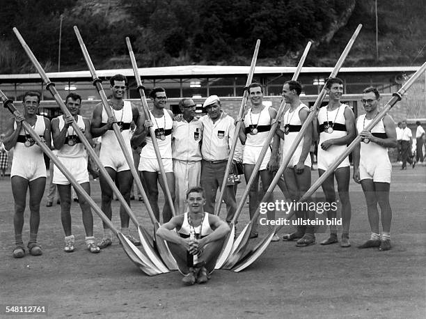 Der Deutschland - Achter, eine Renngemeinschaft aus Ratzeburg und Kiel mit dem 'Ruder-Professor' Karl Adam als Trainer, zeigt nach dem Olympiasieg...