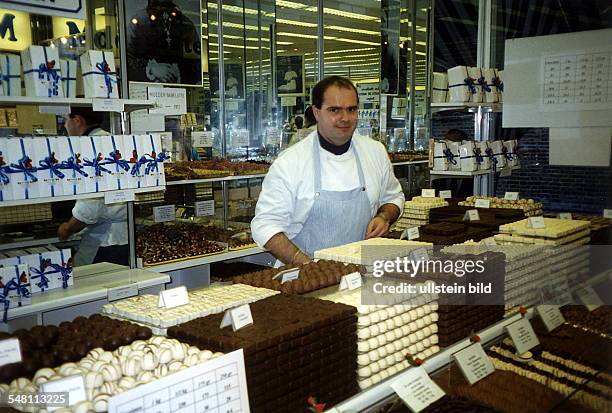 Verkäufer in der Chocolaterie Moeder in Brügge - September 1996