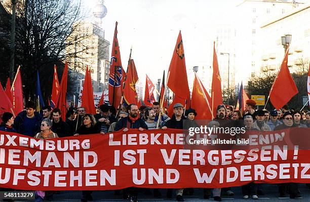 Demonstrationszug der PDS auf der Frankfurter Allee zum Gedenken an die Ermordung von Rosa Luxemburg und Karl Liebknecht mit Fahnen und...