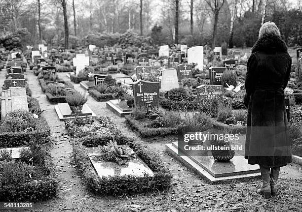 People, death, mourning, churchyard, young woman stands at a tomb, aged 25 to 30 years, Monika -