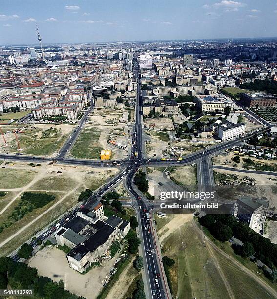 Luftaufnahme. Blick von West nach Ost über den Potsdamer Leipziger Strasse. V.l. Im Bild Esplanade, v.r. Das Weinhaus Huth