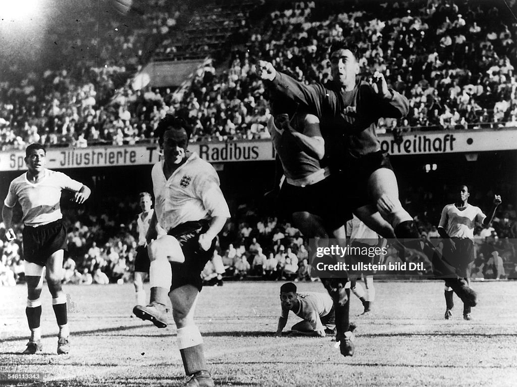 1954 FIFA World Cup in Switzerland Quarter-final before 25.000 spectators in Basel: Uruguay 4 - 2 England (2 - 1) - Scene of the match in Uruguay's penalty box: goalie Gaston Maspoli fisting the ball away, backed by teammate Luiz Cruz| far right: Vic