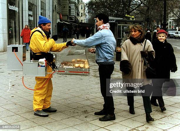 Wurstverkäufer auf dem Kurfürstendamm. Der Bratwurst - Verkäufer hat einen Bauchladen zu dem auch eine Gasflasche für den Bauch - Grill gehört. - 1996