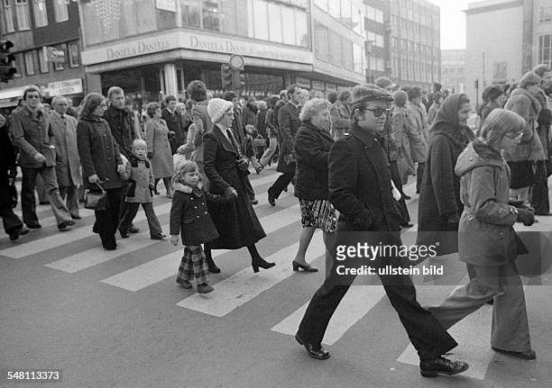 People on shopping expedition, shopping street, pedestrian zone, zebra crossing, D-Essen, Ruhr area, North Rhine-Westphalia -