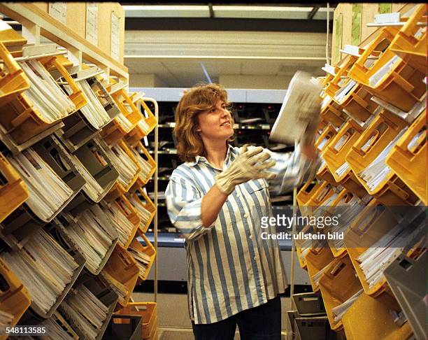 Briefcenter in Henningsdorf / Brandenburg: Angestellte bei der Sortierung von Briefen in die mit Postleitzahlen versehenen Postkisten