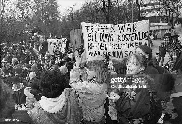 Schülerdemonstration gegen die Sparpläne des Berliner Senats in Tempelhof; Schüler tragen ein Transparent mit der Aufschrift "Früher war Bildung...