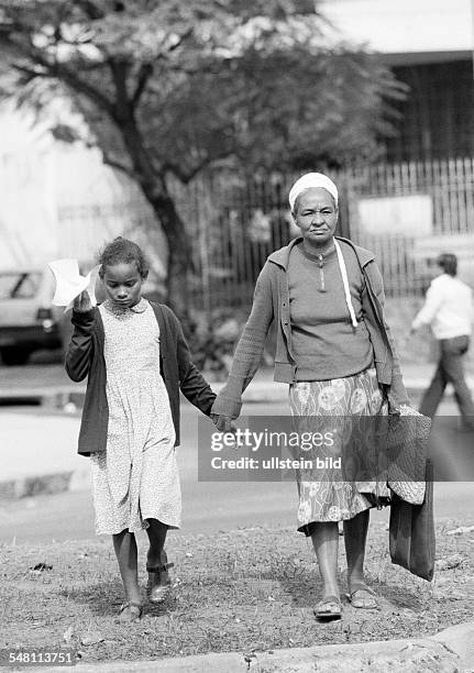 People, elder woman and her granddaughter go shopping, aged 60 to 70 years, aged 10 to 12 years, Brazil, Minas Gerais, Belo Horizonte -