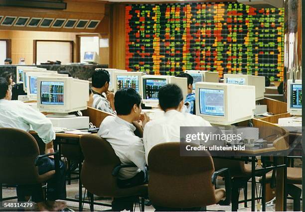 Broker an Monitoren vor einer elektronischen Kurstafel in der Börse in Bangkok 'Stock Exchange of Thailand'