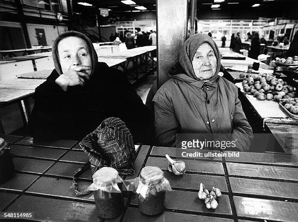 Alte Frauen verkaufen selbstgemachte Marmelade und Knoblauch in einer Markthalle in Minsk - 00.02.1995
