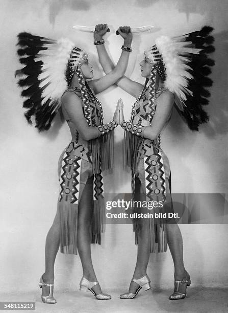 Performances in the Wintergarten Variety Theater, Berlin, in the 1920/30ies Dancing couple Ida & Evelyne Duffek in costumes of American Indians -...