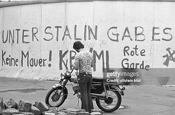 Berlin , . Links- und rechtsradikale Parolen an der Mauer. Der nach Lesart der Deutschen Demokratischen Republik antifaschistische Schutzwall dient...