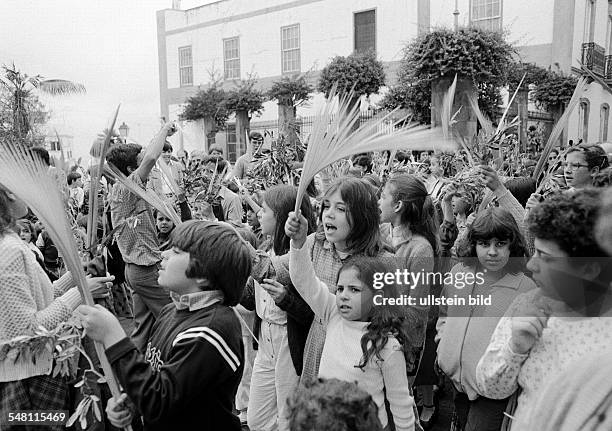 Easter, Passion Week, Palm Sunday 1981, church parade, children wave palm branches, aged 4 to 12 years, Spain, Canary Islands, Canaries, Tenerife, La...